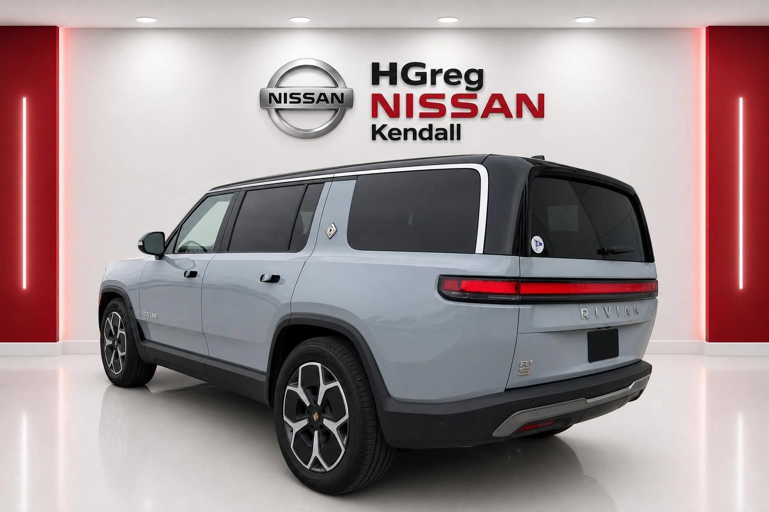 Used 2024 Rivian R1S Adventure AWD/4WD image 2