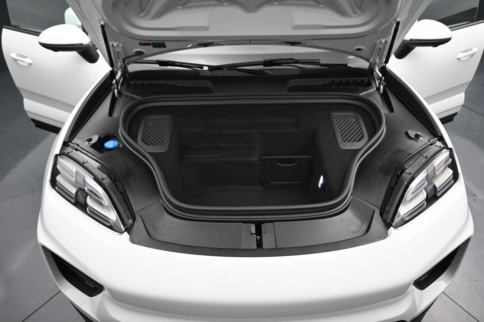Certified 2025 Porsche Macan Electric RWD image 23