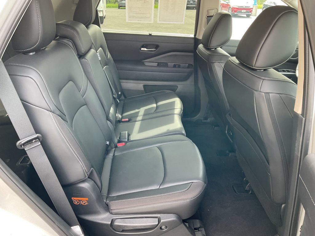 Used 2025 Nissan Pathfinder SL AWD/4WD image 19