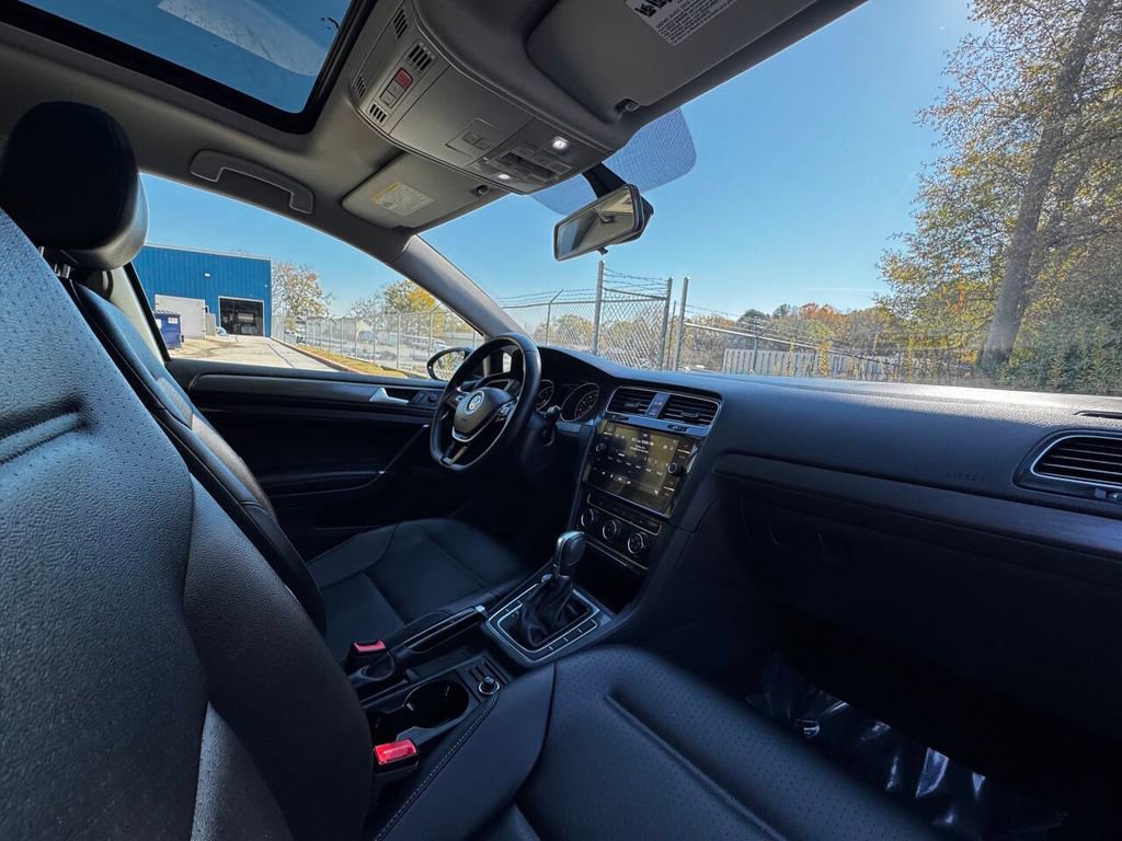 Used 2018 Volkswagen Golf SE image 10