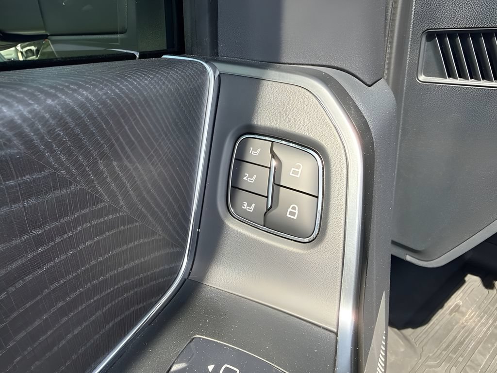 Used 2024 Ford F350 Platinum w/ FX4 Off-Road Package AWD/4WD image 12