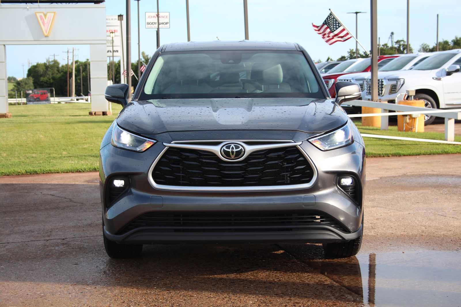 Used 2023 Toyota Highlander LE AWD/4WD image 3