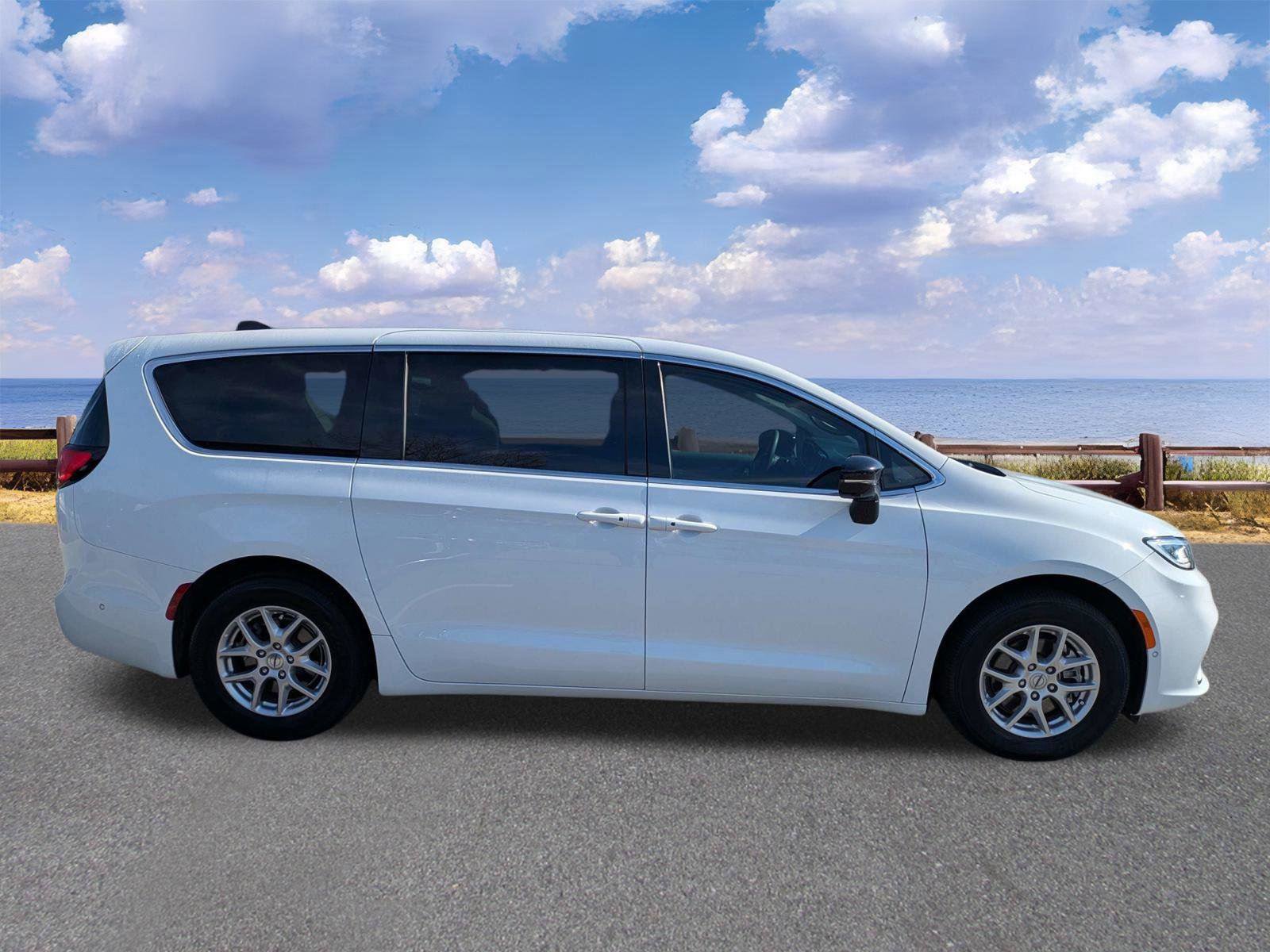 Used 2024 Chrysler Pacifica Touring-L image 9