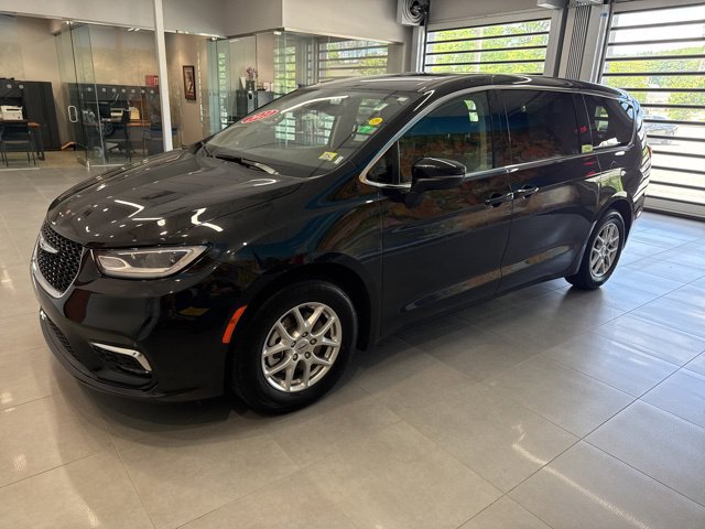 Used 2023 Chrysler Pacifica Touring-L FWD image 2