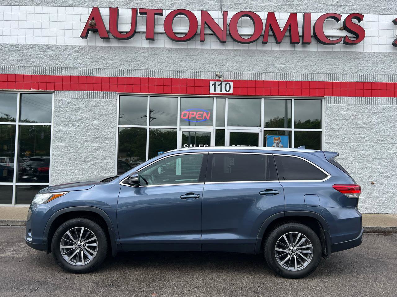 Used 2019 Toyota Highlander XLE AWD/4WD image 3