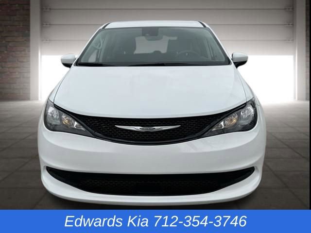 Used 2023 Chrysler Voyager LX image 10