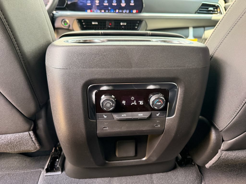 New 2025 Chevrolet Suburban Premier RWD image 30