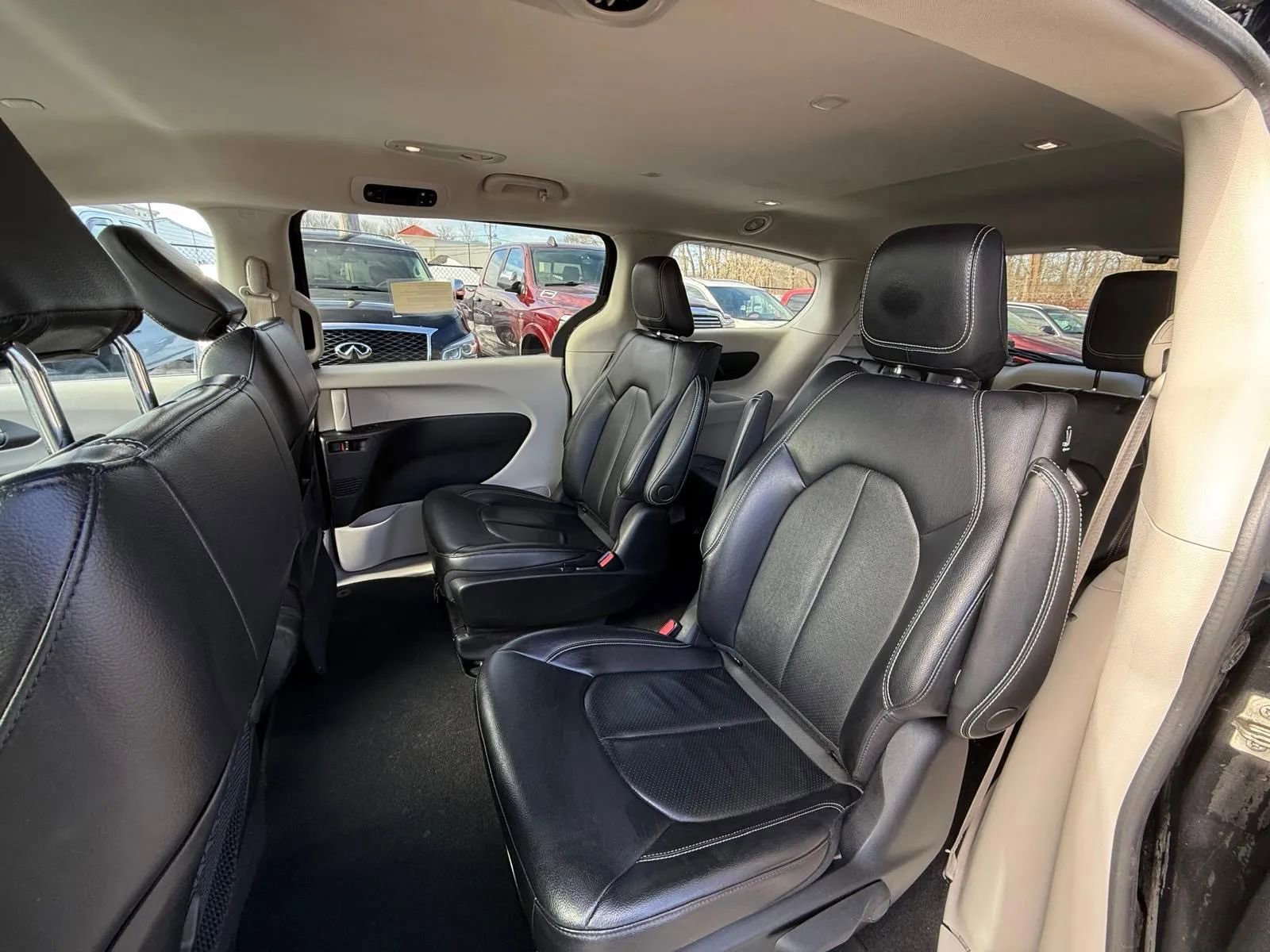 Used 2022 Chrysler Pacifica Touring-L image 12