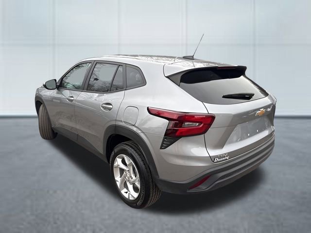 Used 2025 Chevrolet Trax LS w/ LS Convenience Package image 2