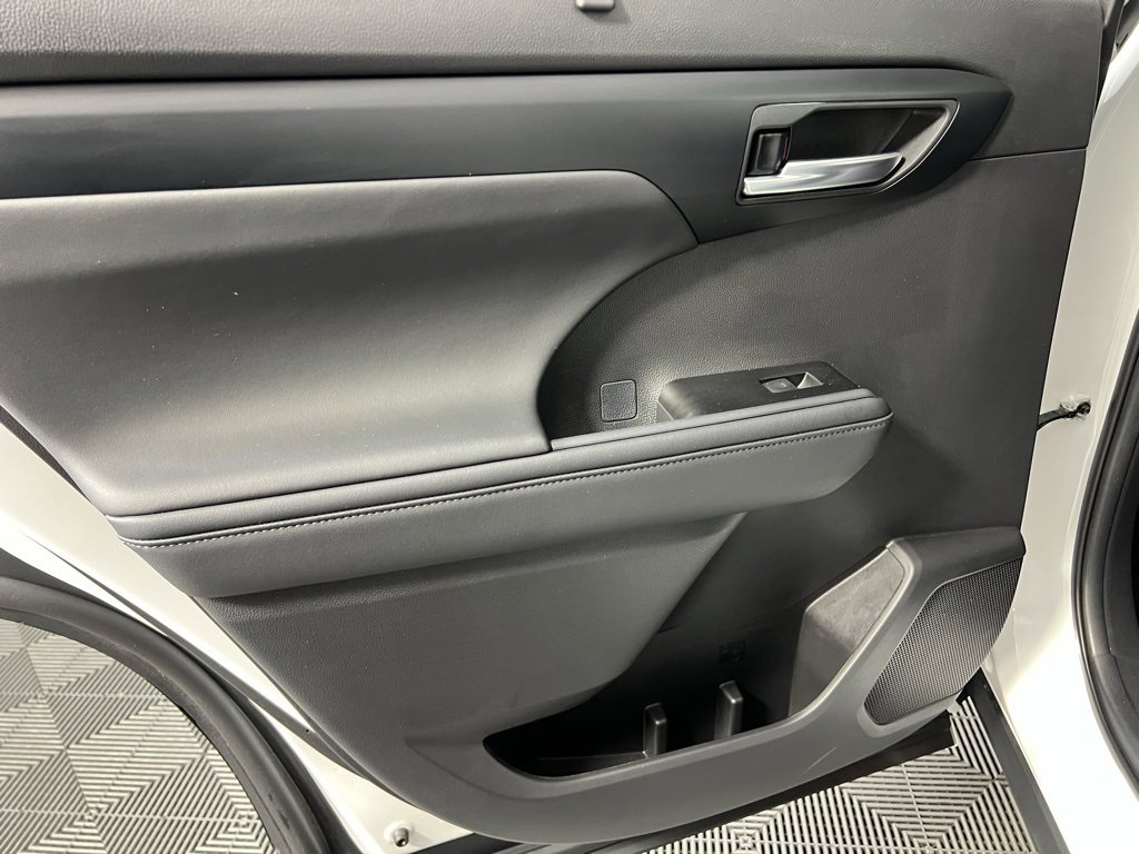 Used 2025 Toyota Highlander XLE image 27