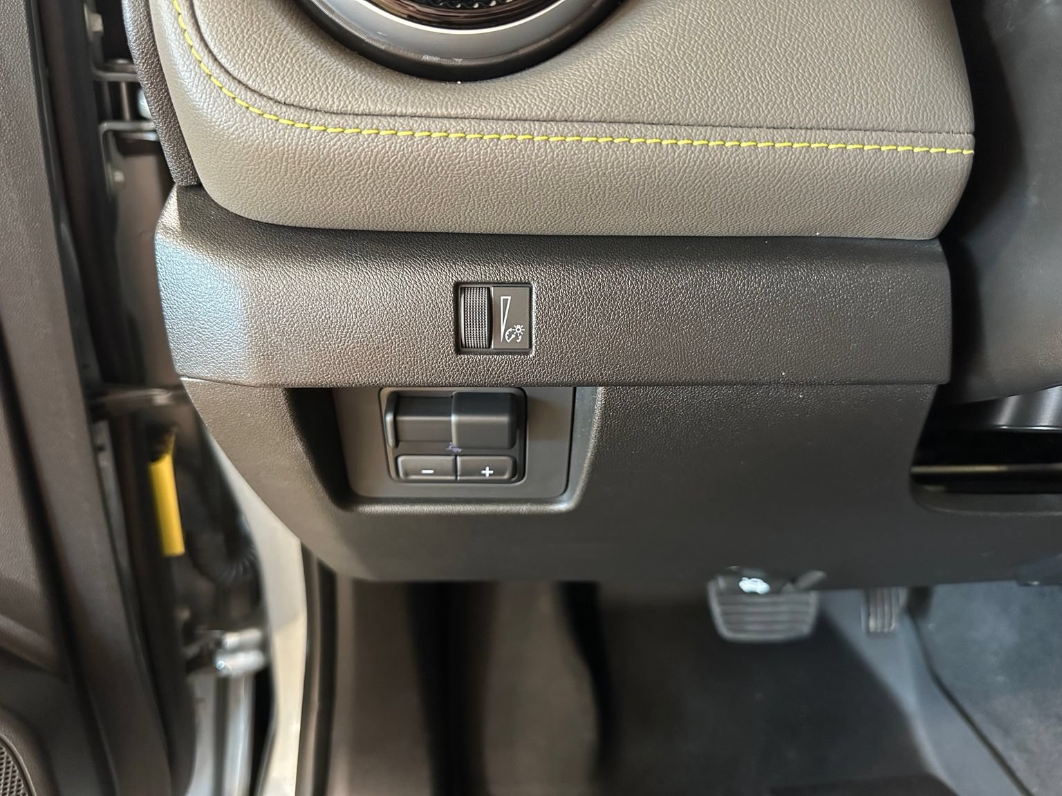 Used 2024 Chevrolet Colorado ZR2 w/ Technology Package AWD/4WD image 22