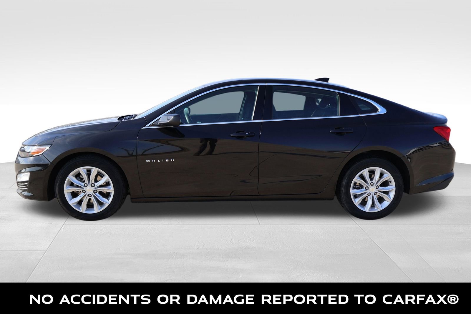 Used 2025 Chevrolet Malibu LT image 2