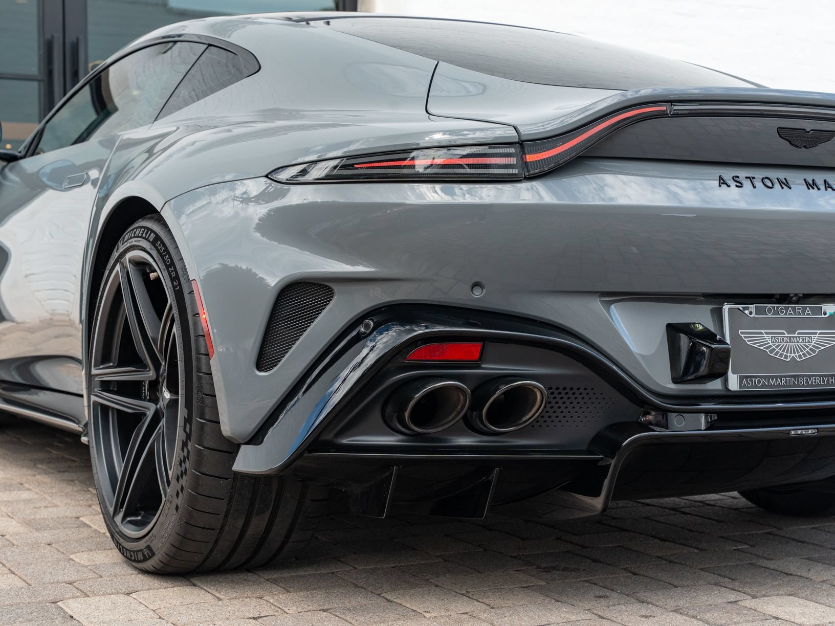 Used 2025 Aston Martin V8 Vantage Coupe RWD image 21