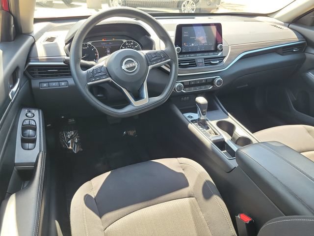Used 2025 Nissan Altima 2.5 SV FWD image 10