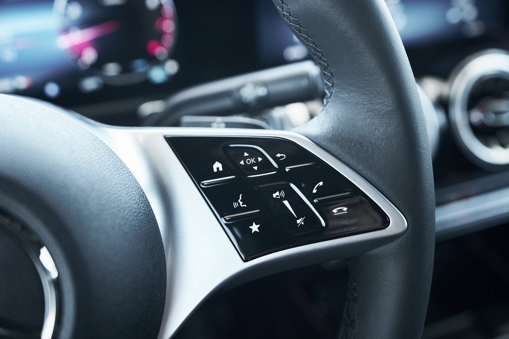 Used 2025 Mercedes-Benz GLB 250 4MATIC w/ Exclusive Package image 41