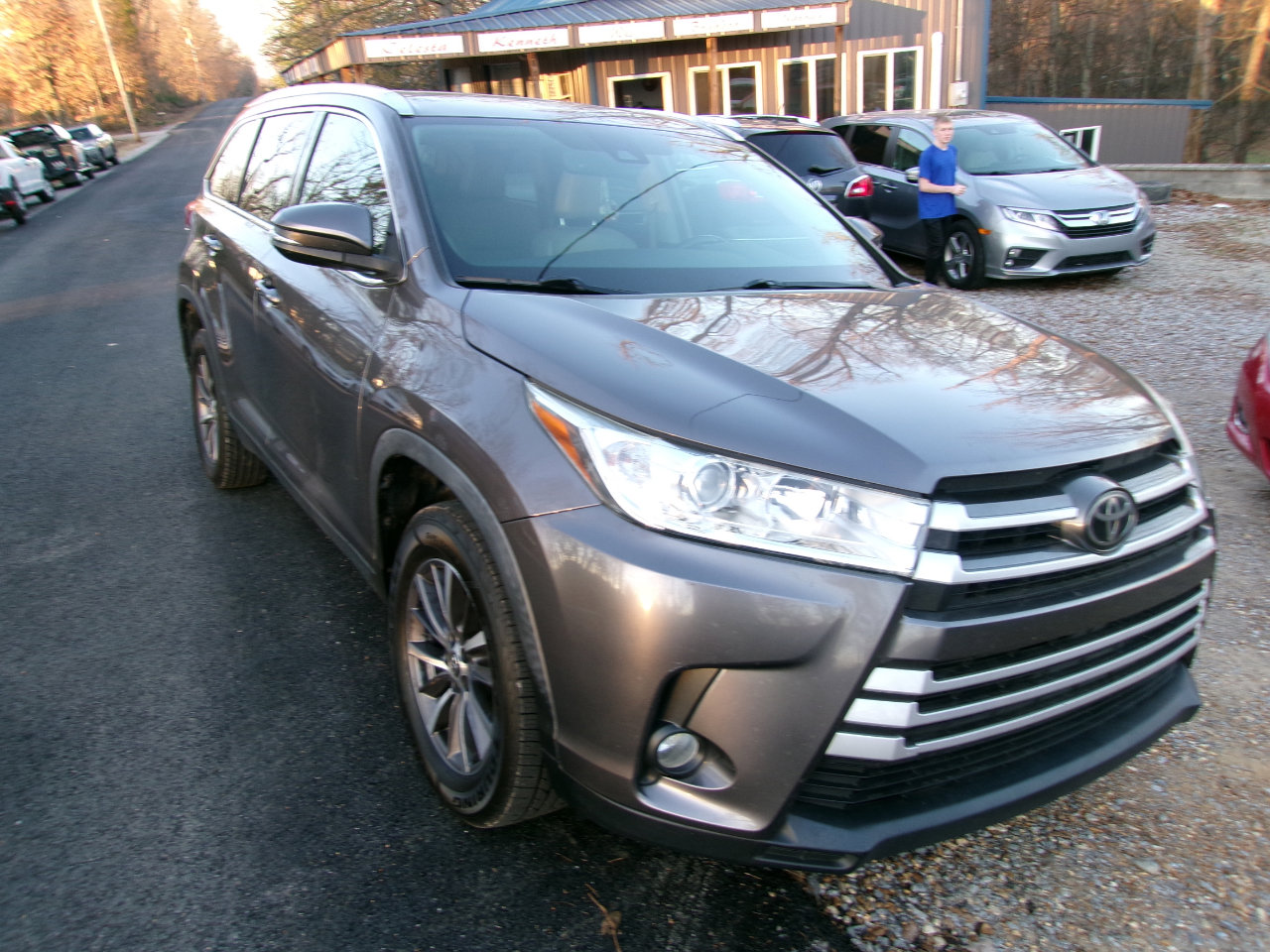Used 2019 Toyota Highlander XLE image 3