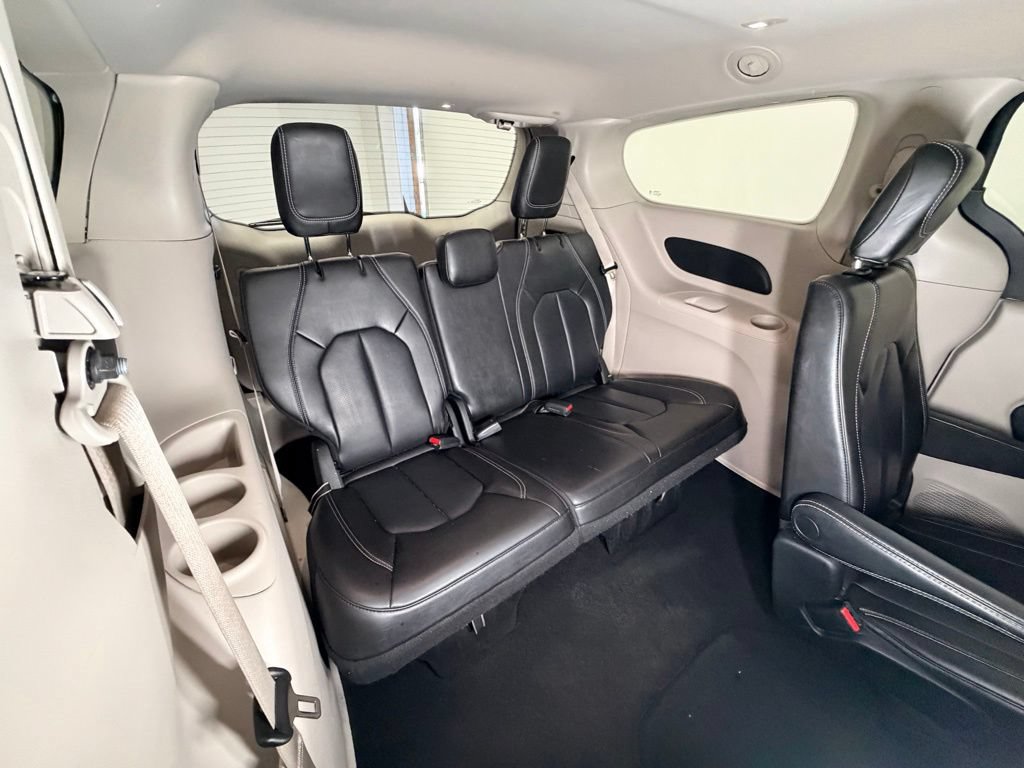 Used 2023 Chrysler Pacifica Touring-L FWD image 9