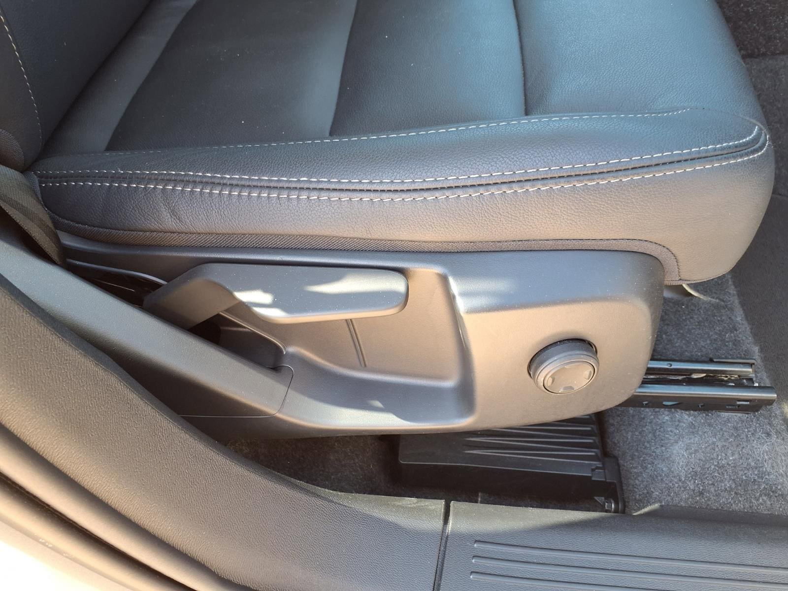 Certified 2025 Volvo XC40 B5 Core AWD/4WD image 12