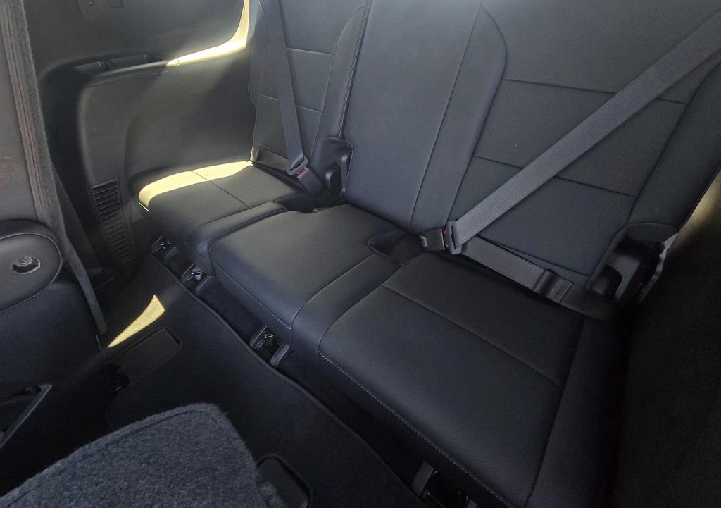 Used 2026 Chevrolet Traverse LT FWD image 6