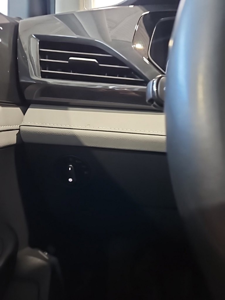 Used 2022 Volkswagen Taos SEL image 36