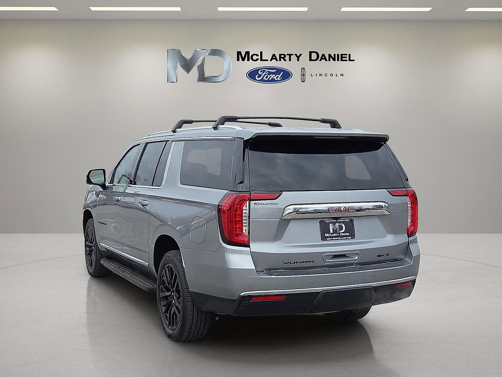 Used 2023 GMC Yukon XL SLT w/ SLT Premium Package image 4