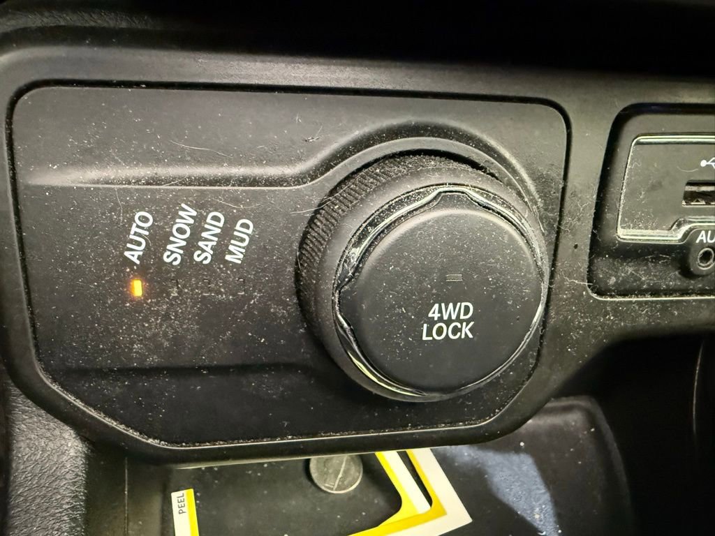 Used 2018 Jeep Renegade Latitude w/ Popular Equipment Group image 25