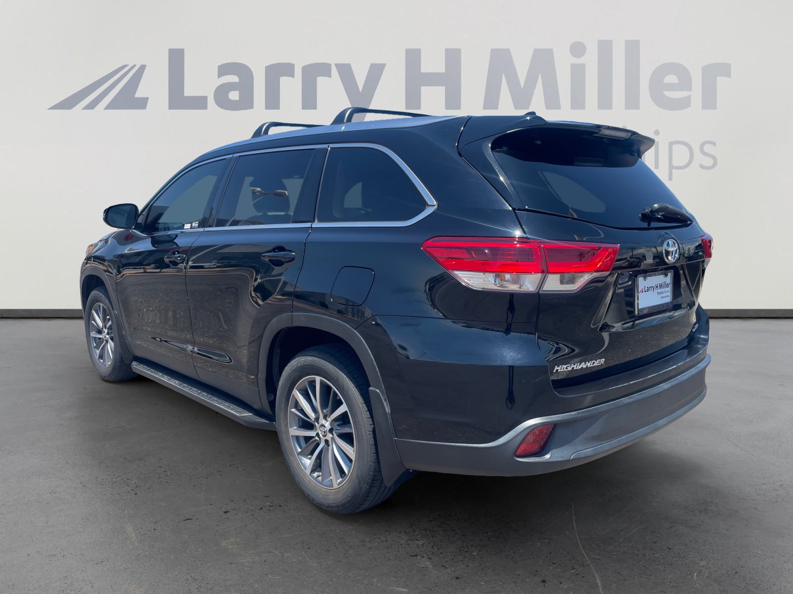 Used 2019 Toyota Highlander XLE FWD image 3