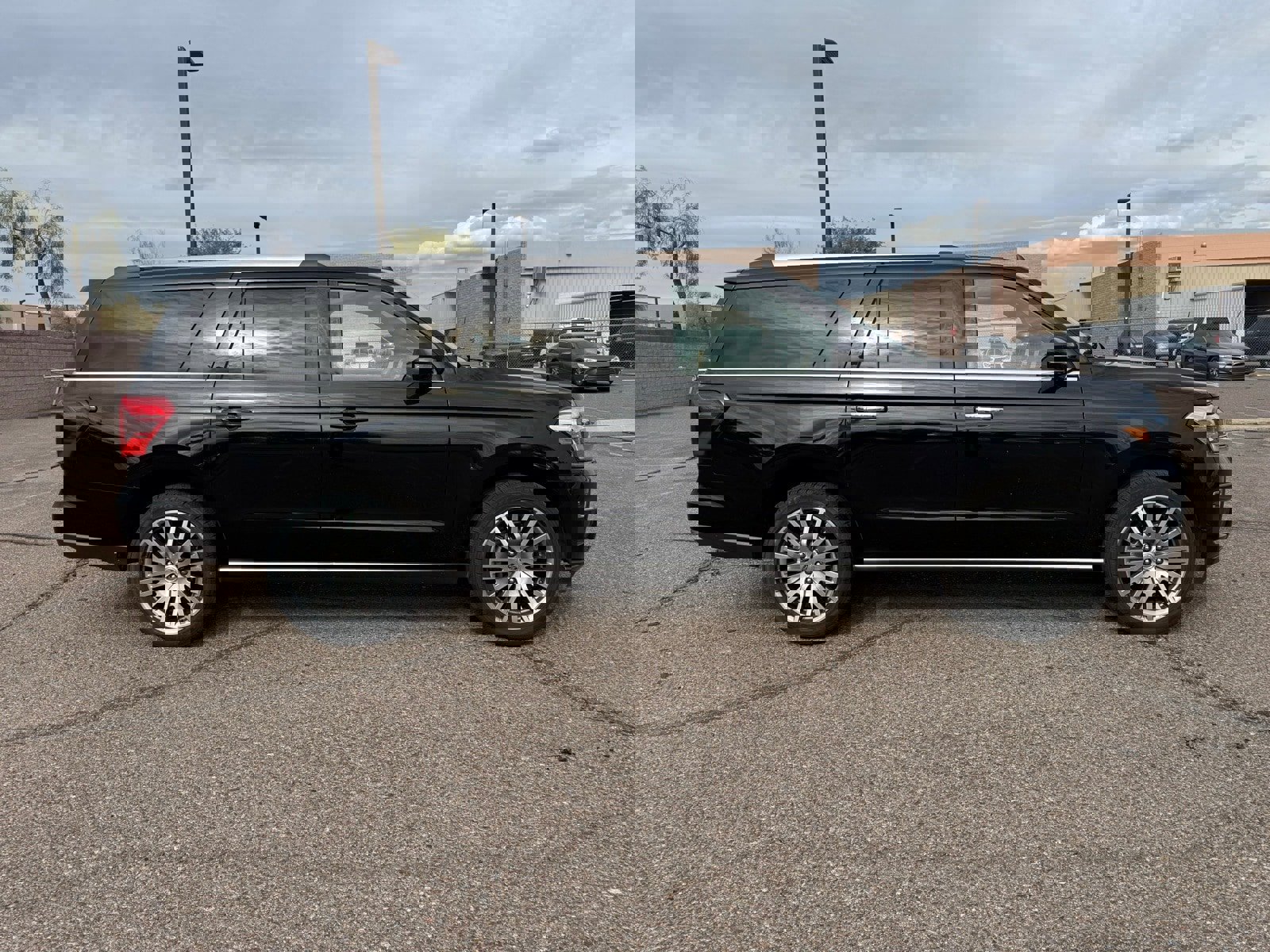 Used 2023 Ford Expedition Max Limited image 4