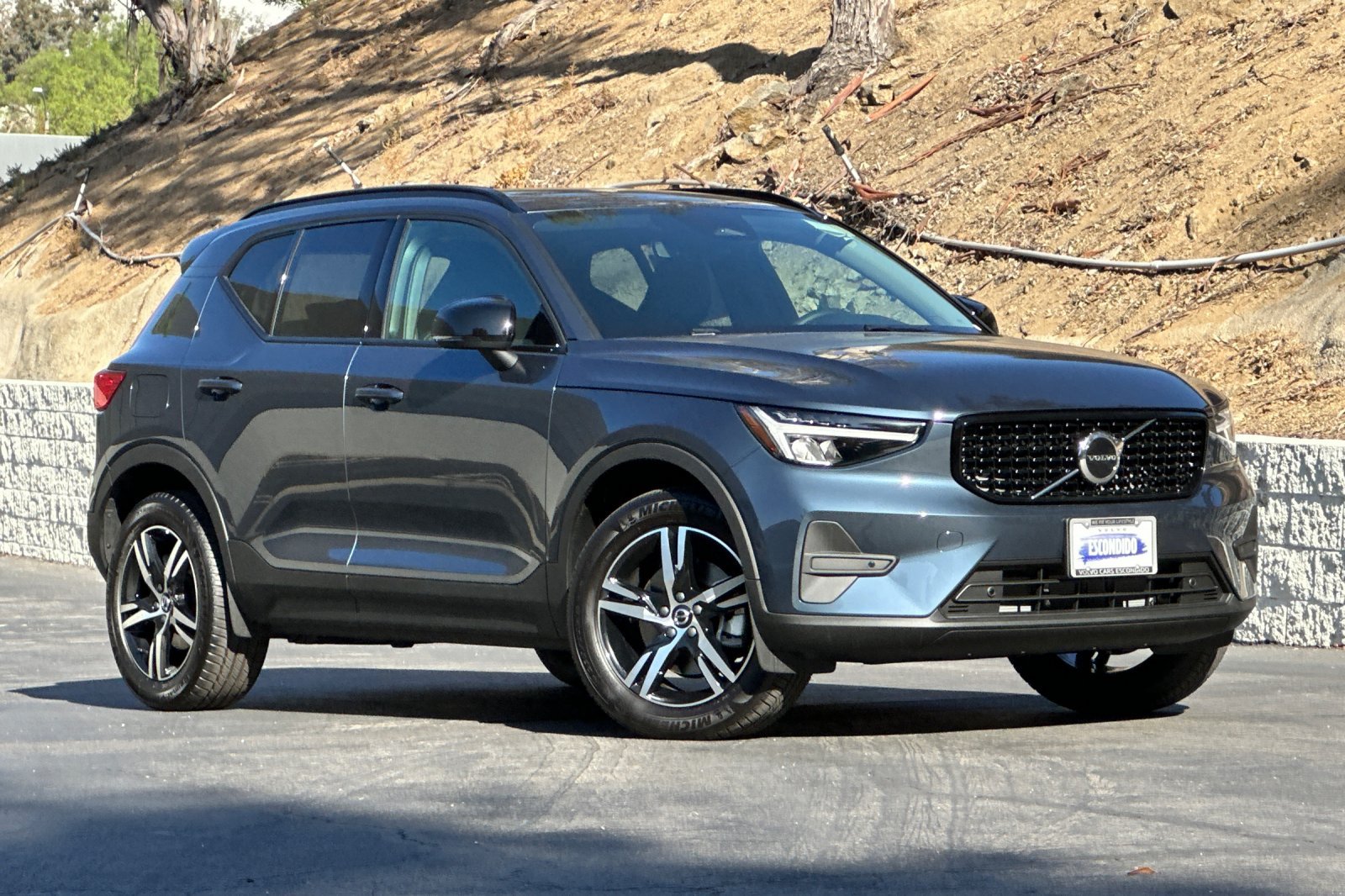 New 2026 Volvo XC40 B5 Core w/ Climate Package AWD/4WD image 2