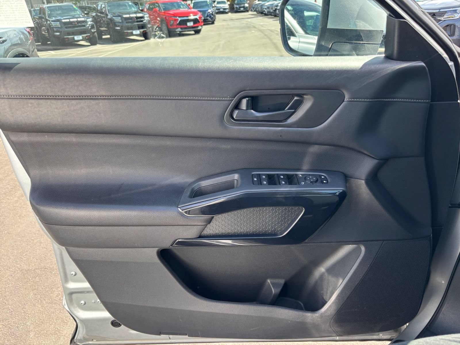 Used 2025 Nissan Pathfinder SV AWD/4WD image 18
