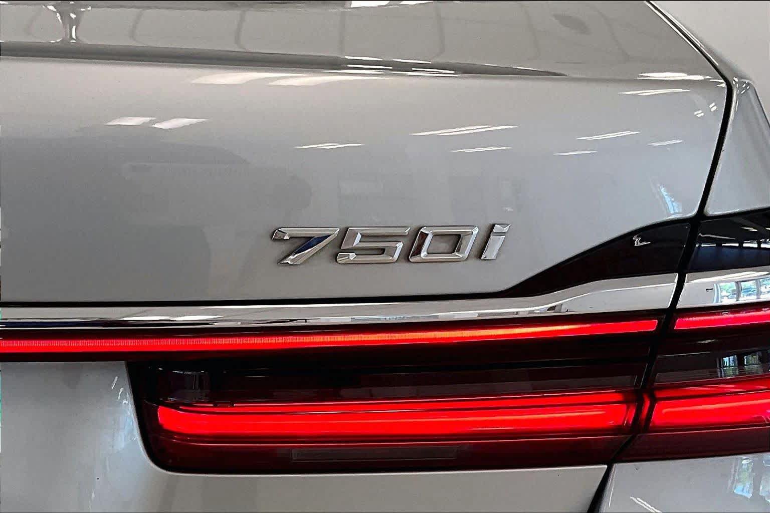 Used 2020 BMW 750i xDrive w/ M Sport Package AWD/4WD image 28