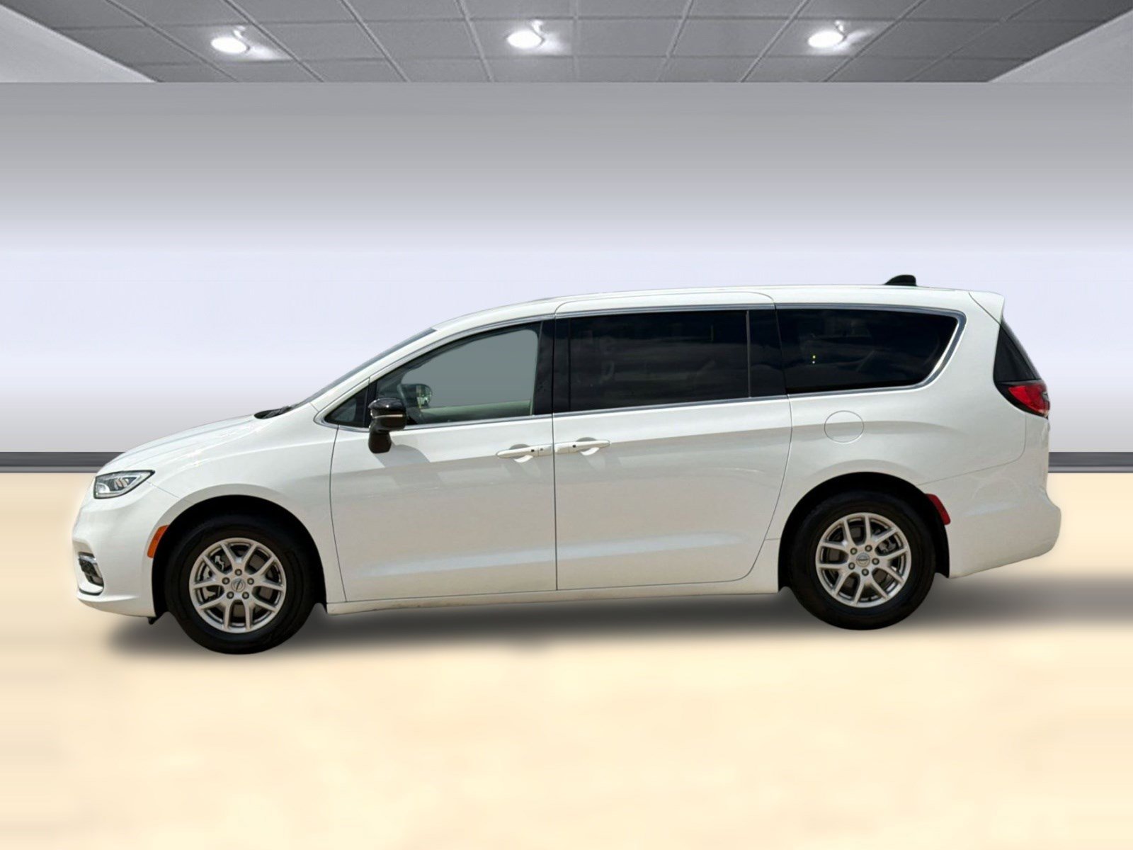 Used 2024 Chrysler Pacifica Touring-L image 2