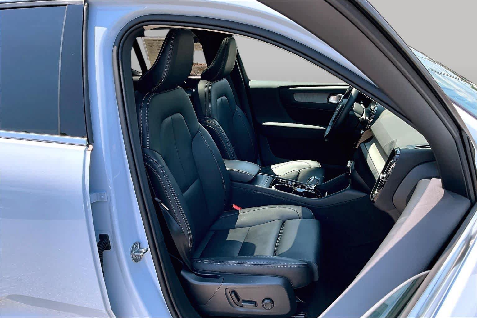 Used 2024 Volvo XC40 B5 Plus AWD/4WD image 8