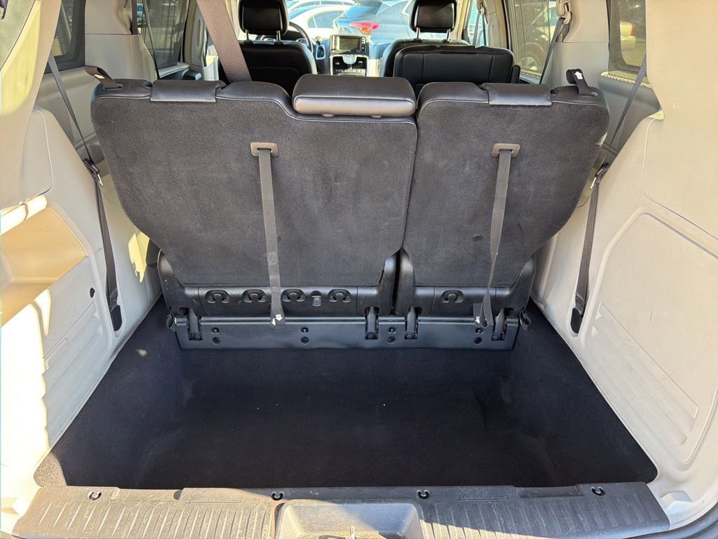 Used 2015 Chrysler Town & Country Touring image 23