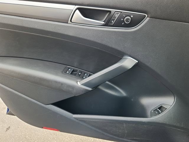 Used 2017 Volkswagen Passat 1.8T R-Line w/ R-Line Lighting Package image 6