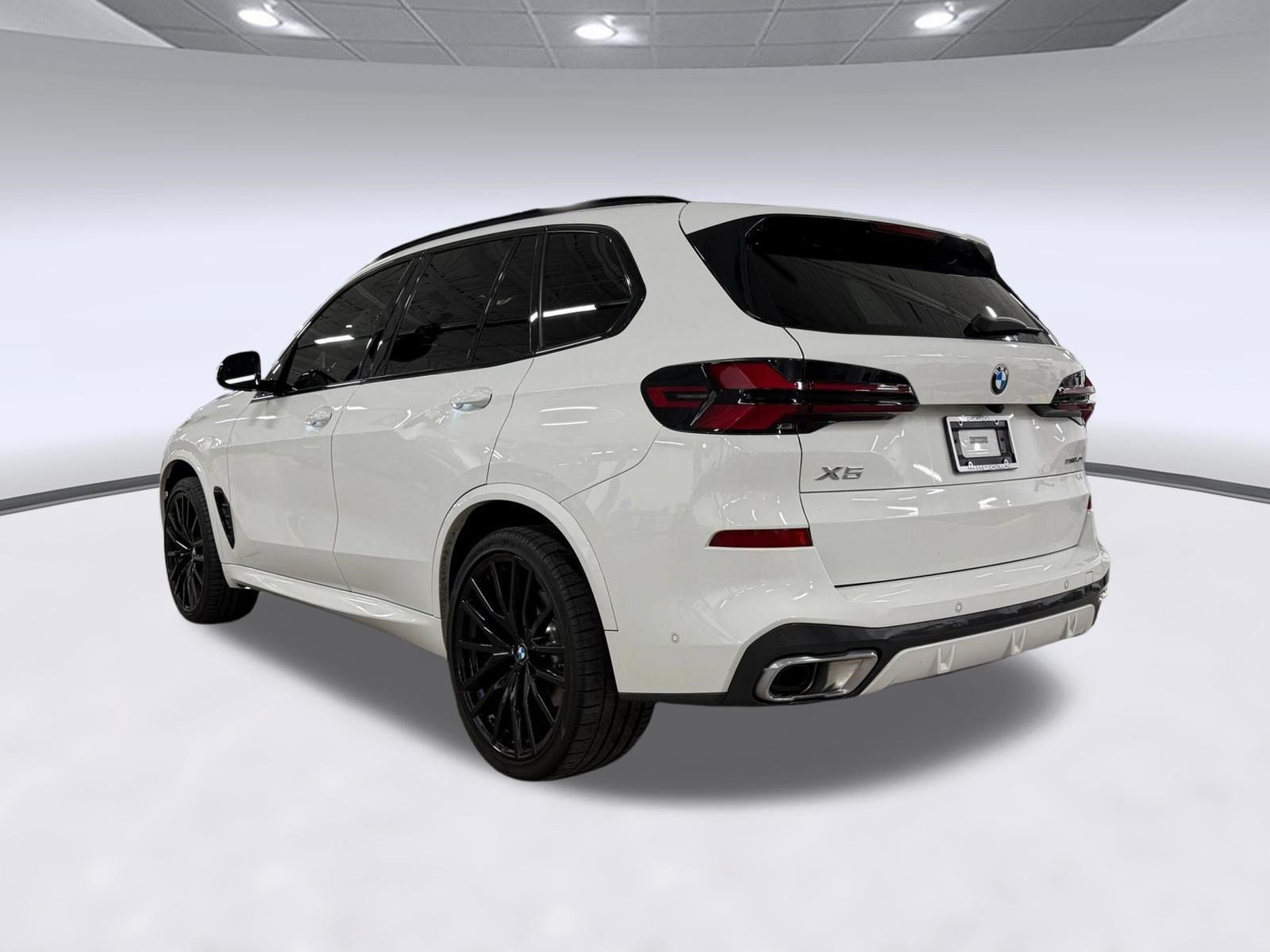 Used 2024 BMW X5 sDrive40i w/ M Sport Package RWD image 3
