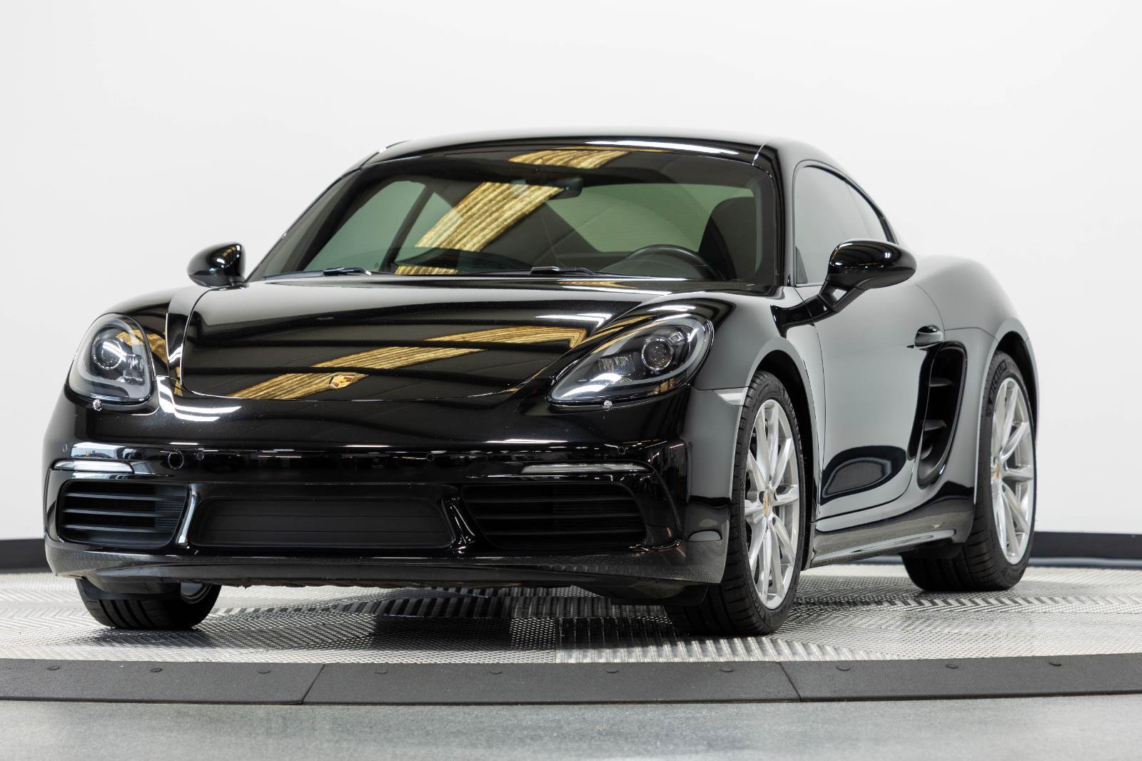Used 2018 Porsche 718 Cayman RWD image 5