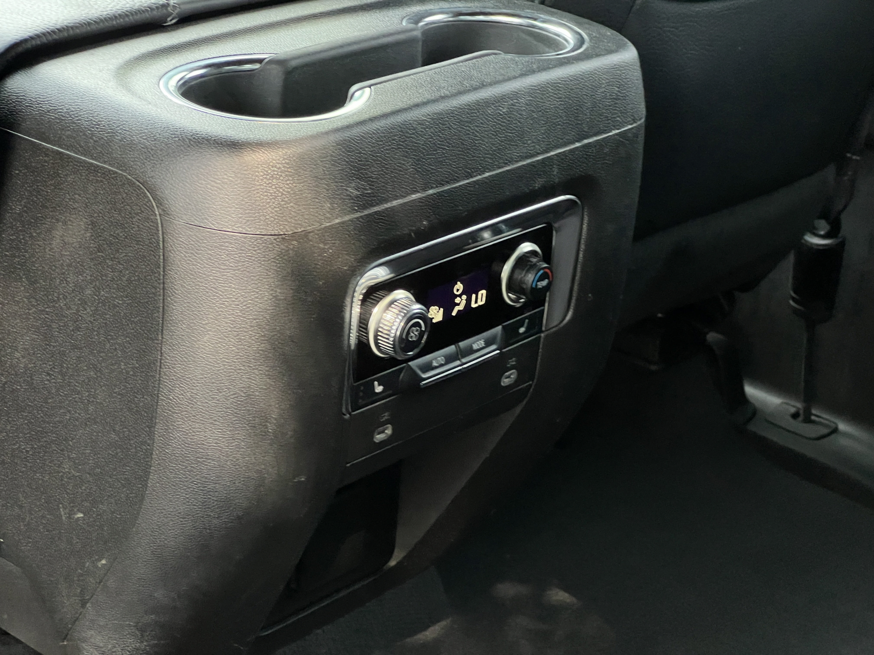 Used 2024 GMC Yukon XL Denali AWD/4WD image 30