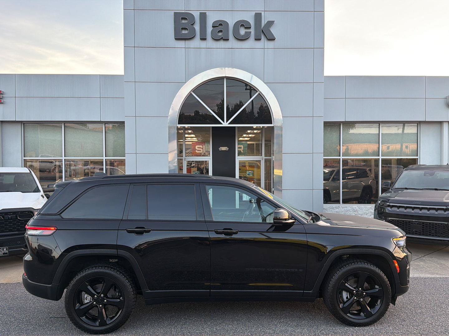 Used 2023 Jeep Grand Cherokee Altitude AWD/4WD image 17