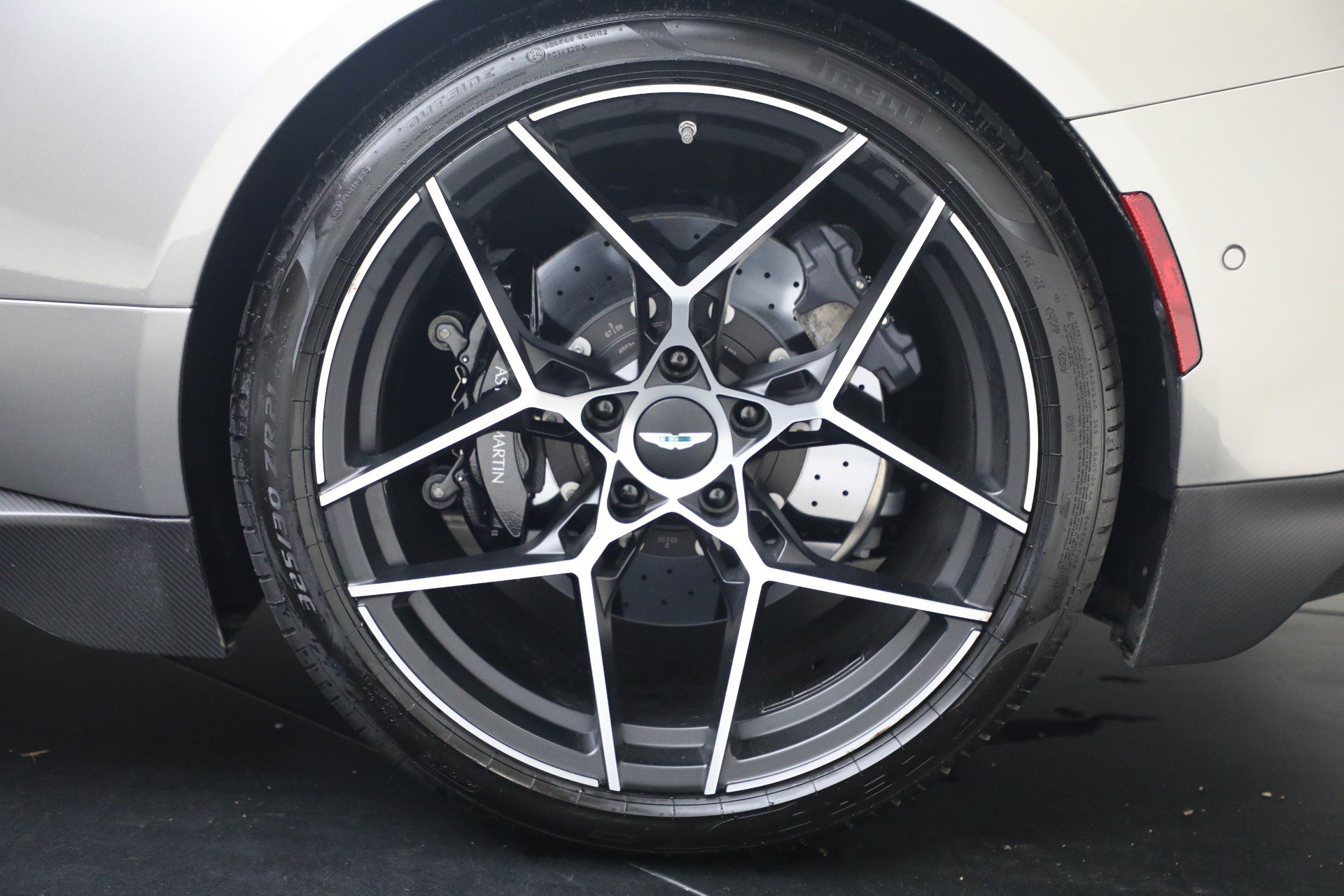 Used 2025 Aston Martin Vanquish RWD image 18