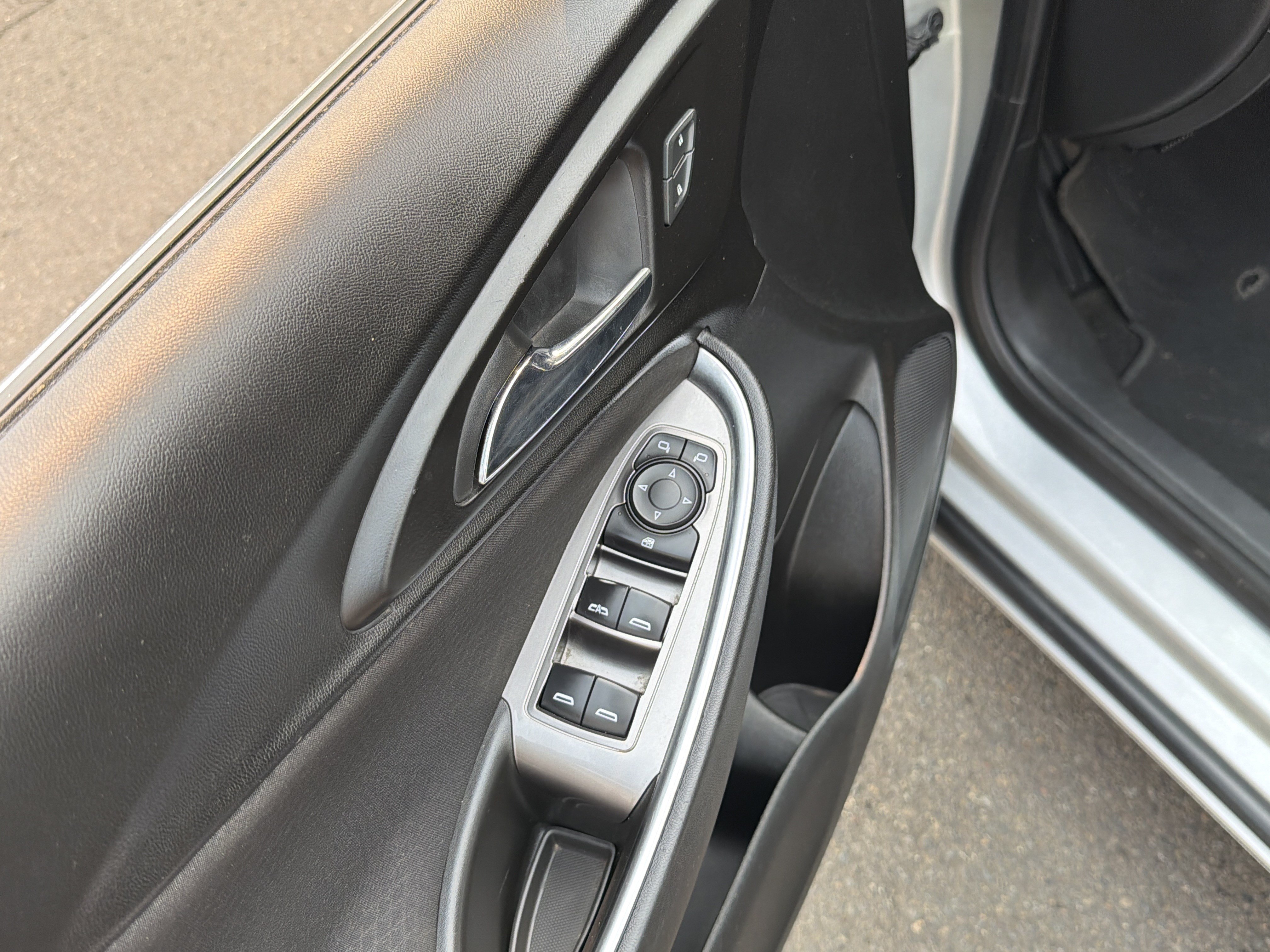 Used 2020 Chevrolet Malibu LT FWD image 12