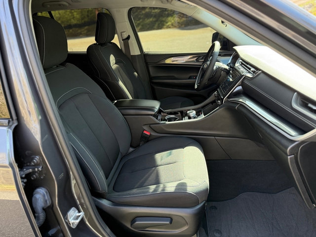 Used 2023 Jeep Grand Cherokee Laredo w/ Luxury Tech Group I image 19