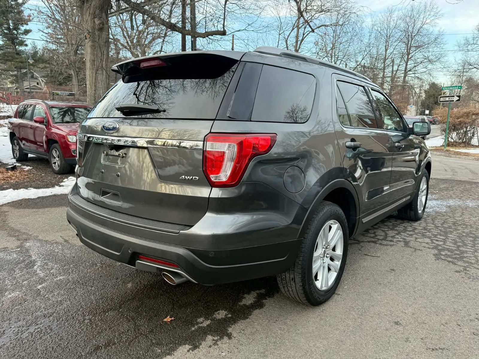 Used 2018 Ford Explorer XLT image 4