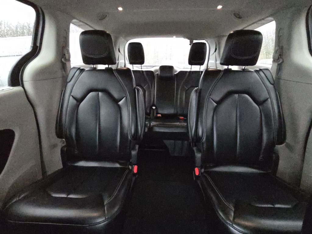 Used 2023 Chrysler Pacifica Touring-L image 25