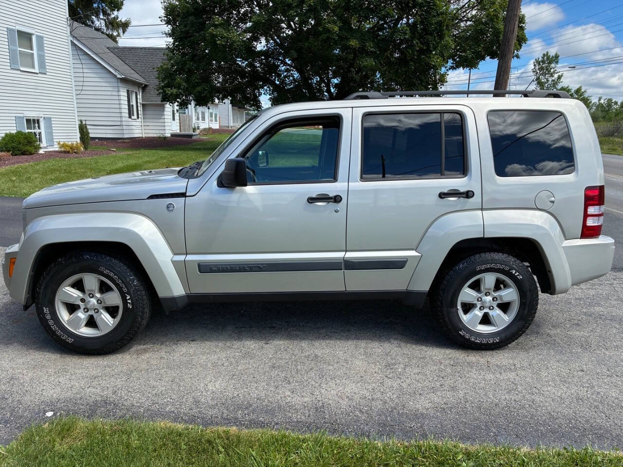 Used 2009 Jeep Liberty Sport w/ Popular Equipment Group AWD/4WD image 3