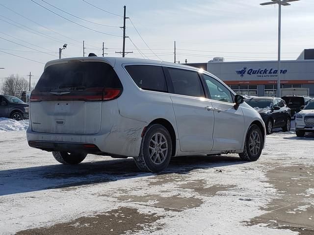 Used 2024 Chrysler Pacifica Touring-L image 10