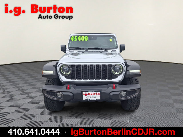 Used 2024 Jeep Gladiator Rubicon w/ Technology Group AWD/4WD image 2