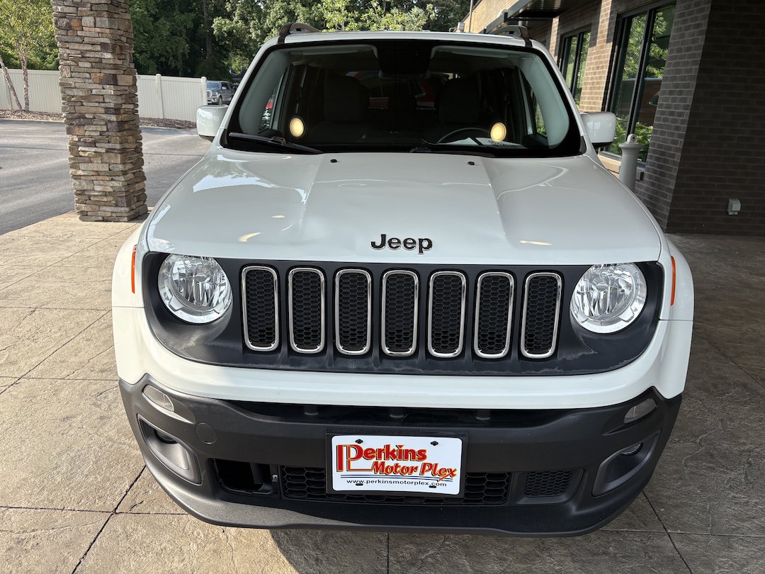 Used 2017 Jeep Renegade Latitude AWD/4WD image 3