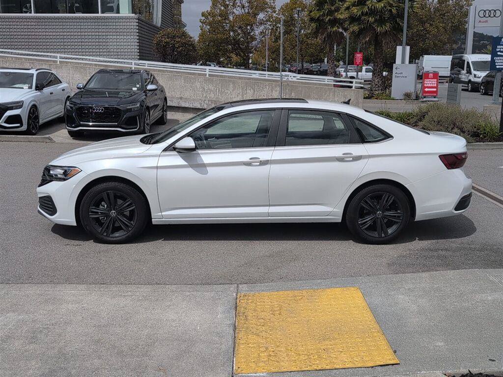 Used 2023 Volkswagen Jetta SE w/ Panoramic Sunroof Package FWD image 8