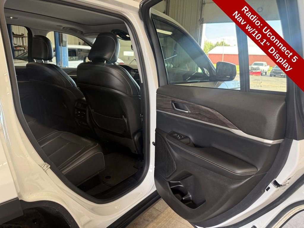 Used 2024 Jeep Grand Cherokee Limited w/ Black Appearance Package AWD/4WD image 37